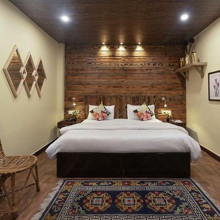 Nirvana Lodge And Lounge Мусори Екстериор снимка