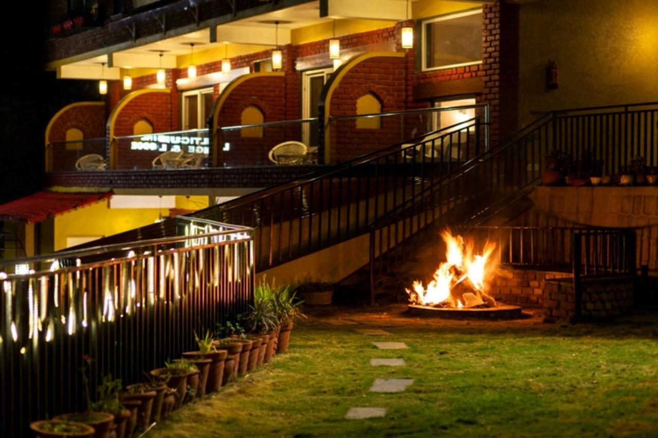 Nirvana Lodge And Lounge Мусори Екстериор снимка
