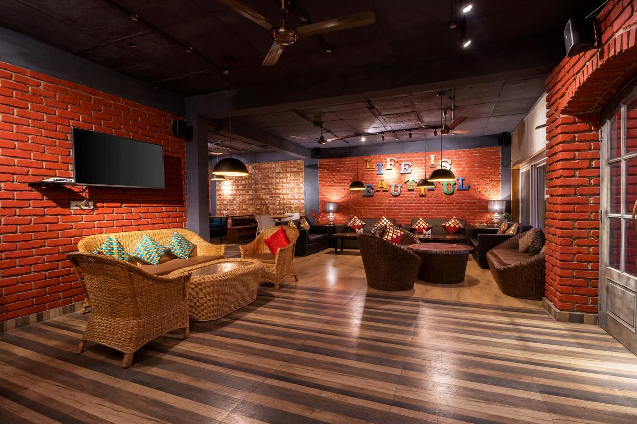 Nirvana Lodge And Lounge Мусори Екстериор снимка