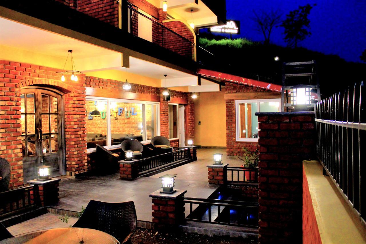Nirvana Lodge And Lounge Мусори Екстериор снимка