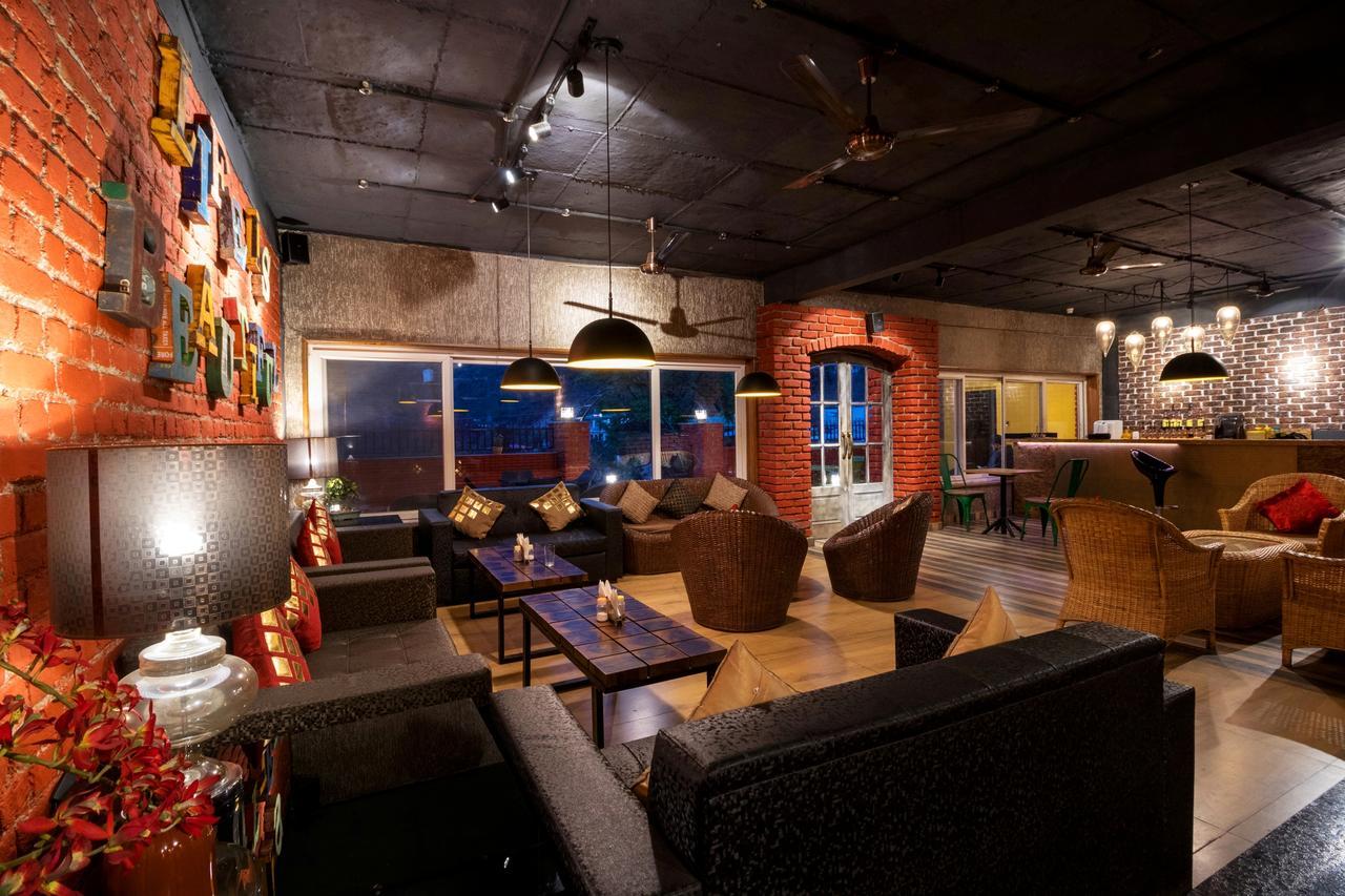 Nirvana Lodge And Lounge Мусори Екстериор снимка