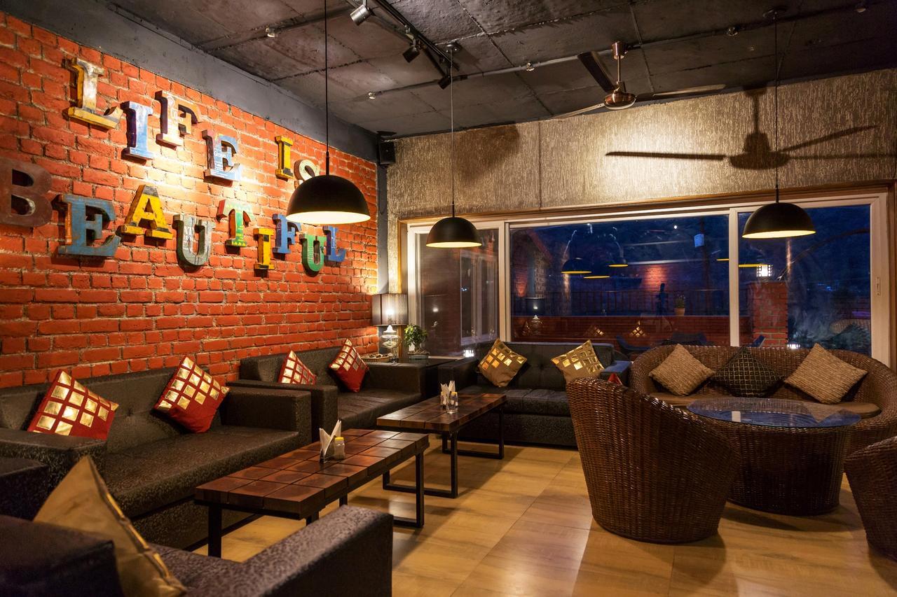 Nirvana Lodge And Lounge Мусори Екстериор снимка