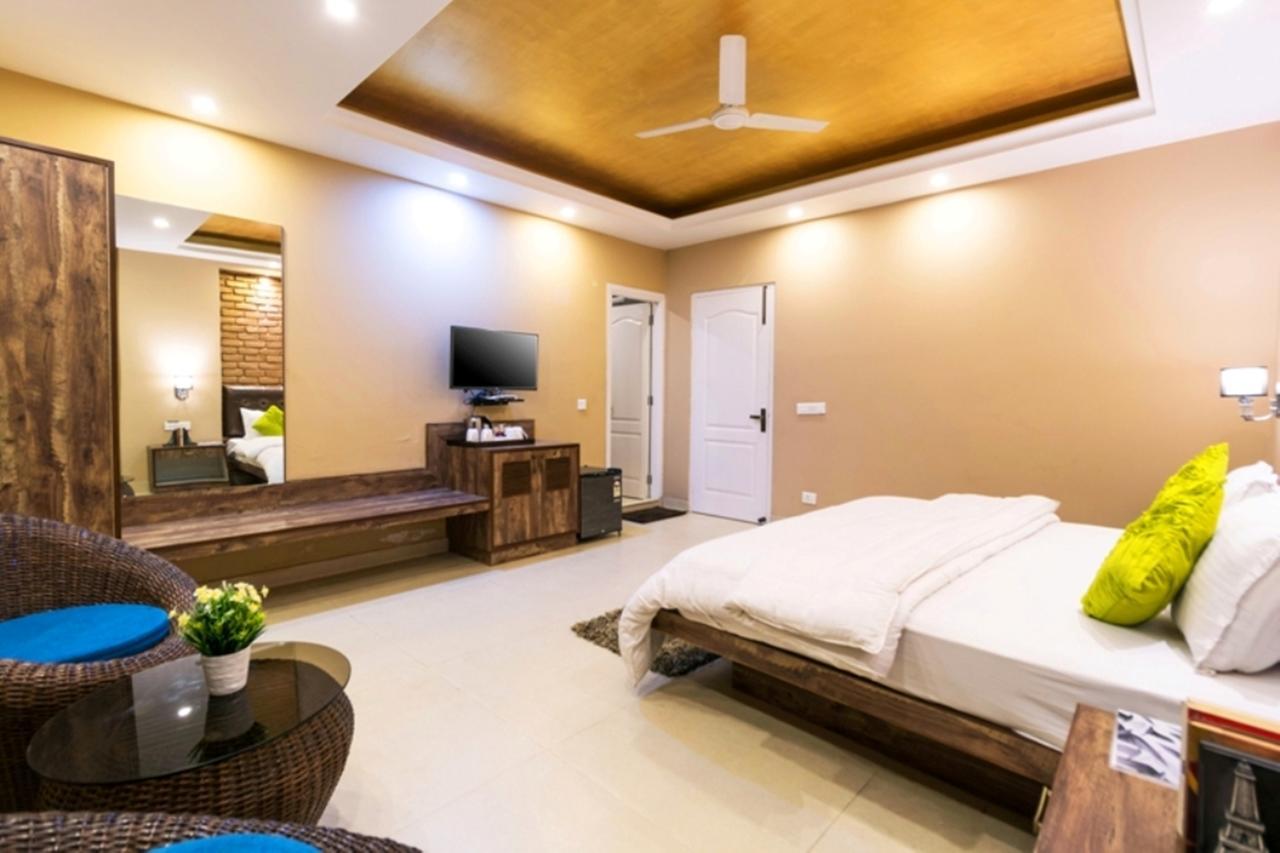 Nirvana Lodge And Lounge Мусори Екстериор снимка