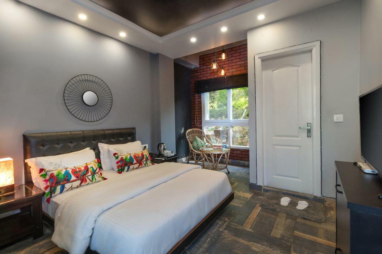 Nirvana Lodge And Lounge Мусори Екстериор снимка