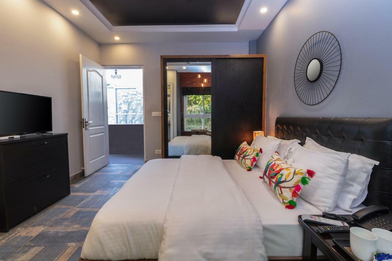 Nirvana Lodge And Lounge Мусори Екстериор снимка