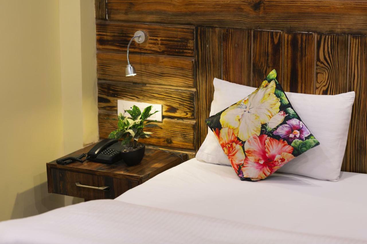 Nirvana Lodge And Lounge Мусори Екстериор снимка