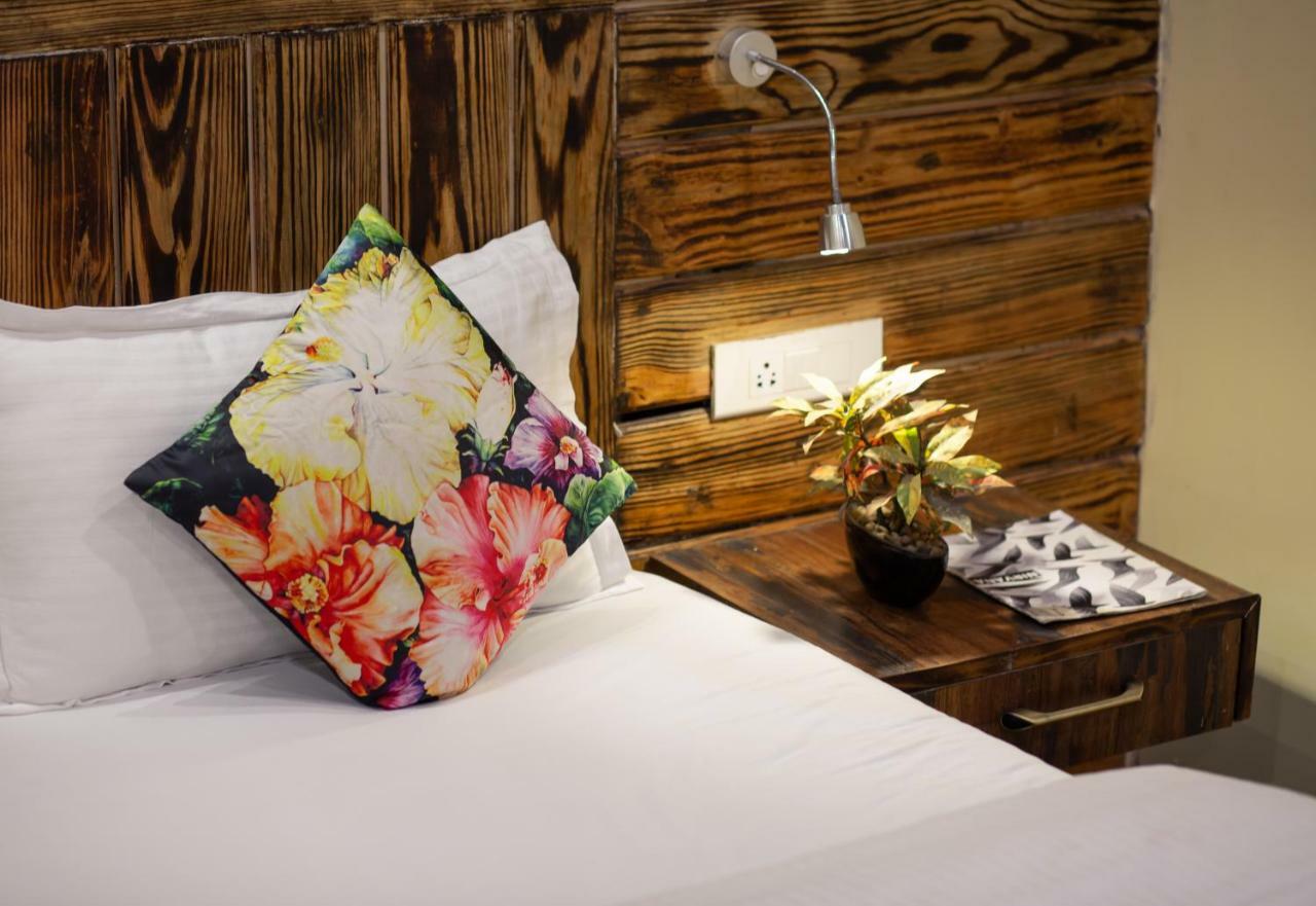 Nirvana Lodge And Lounge Мусори Екстериор снимка